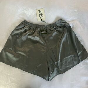 DAILY DRILLS SILKY IN LAGOON SHORT